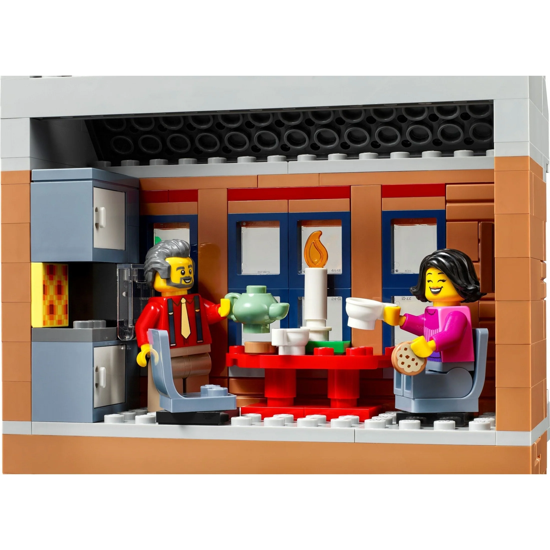 LEGO Icons Holiday Main Street 10308 - Image 7